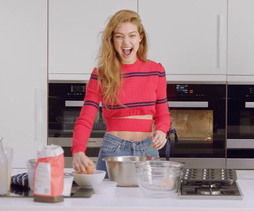 苗条的女孩为自己准备健康的早餐