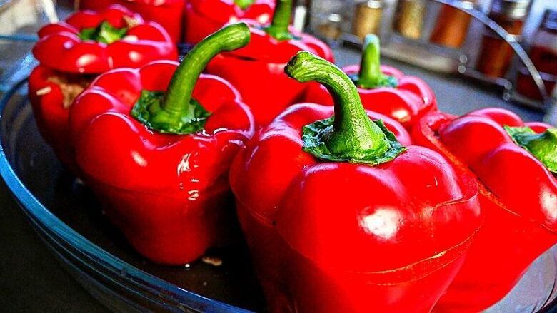 六瓣饮食的第二天可以用红辣椒塞蔬菜来多样化